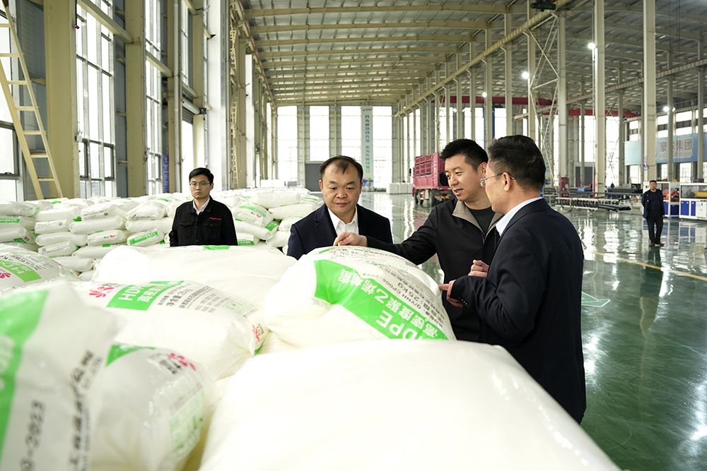 新疆和田地區(qū)策勒縣委副書記、組織部部長(zhǎng)李雷，和田商會(huì)會(huì)長(zhǎng)崔學(xué)海，新疆駐皖工作組主任張新等一行蒞臨豪家股份考察交流