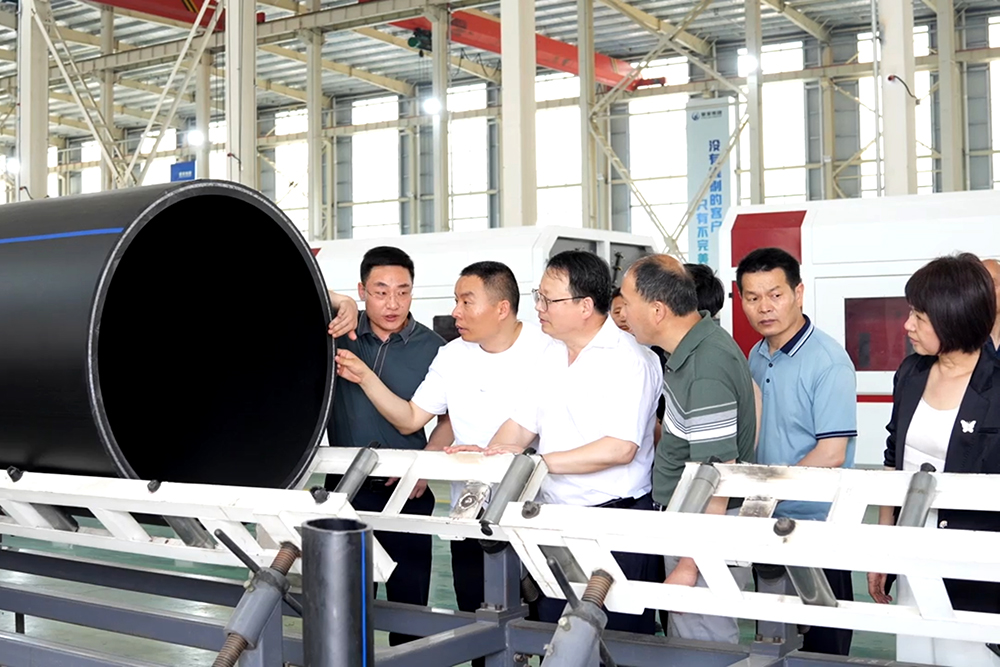 縣人大常委會(huì)副主任楊翠萍帶領(lǐng)阜南一中、三中教學(xué)骨干蒞臨豪家股份考察交流